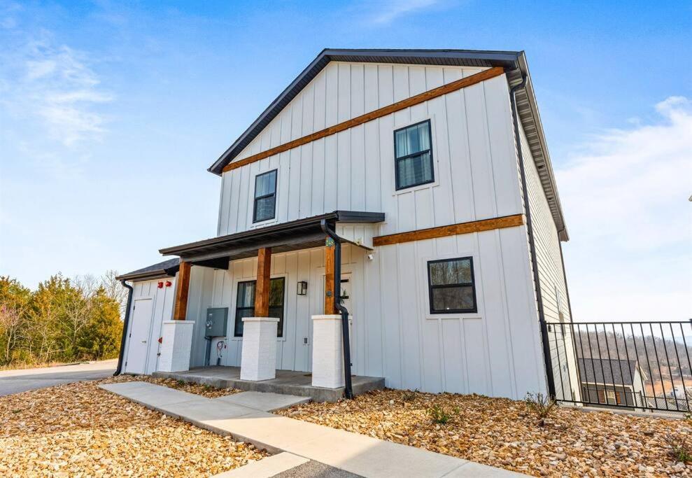Lakeside Splendor: 9BR, Hot Tub, Arcade, Views!, Branson