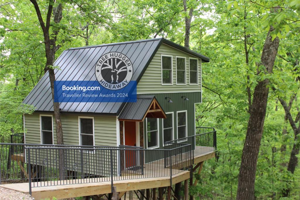Secluded Treehouse in the Woods - Tree Hugger Hideaway, Branson