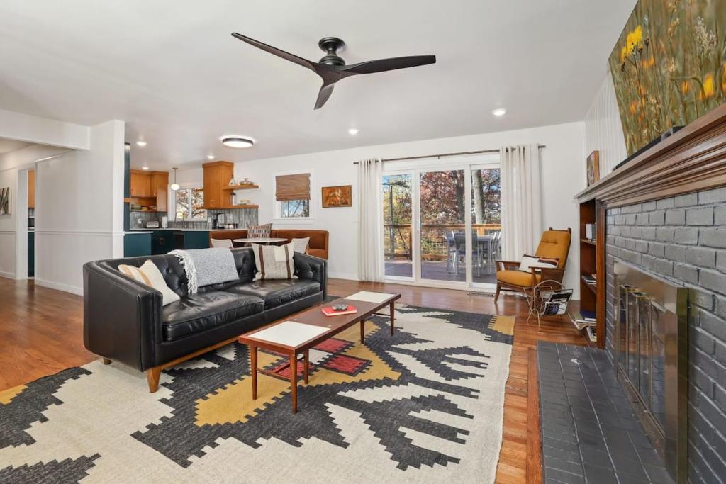 Midtown Modern-5 Min to Downtown-Large Game Room, Fayetteville