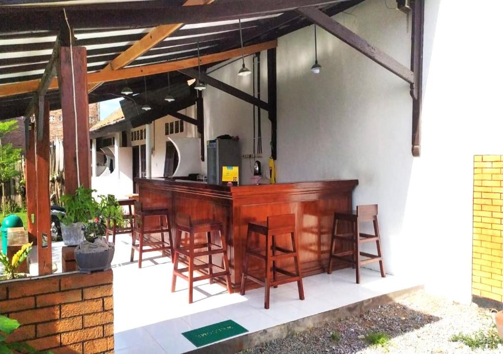 Aipayung Homestay, Badas