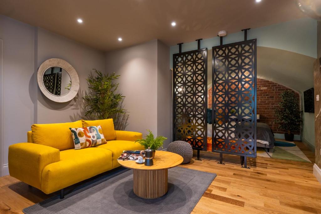 Commandery Vaults - Luxury Apartment in City Centre with SKY TV, Worcester