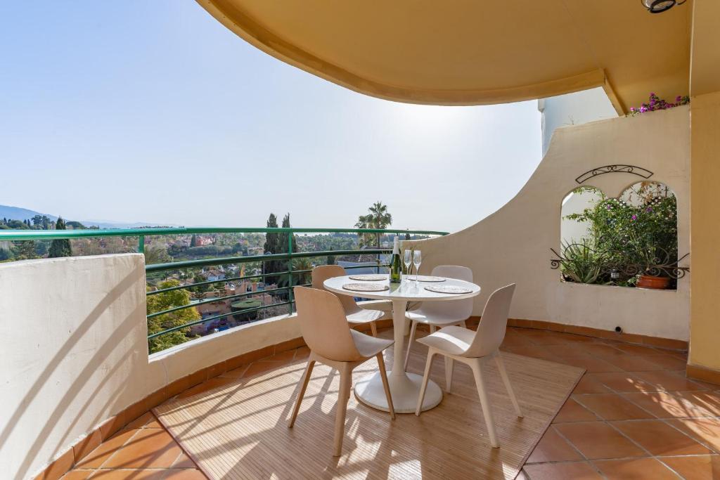 Central 2 Bedroom Apartment with Stunning Views - 1