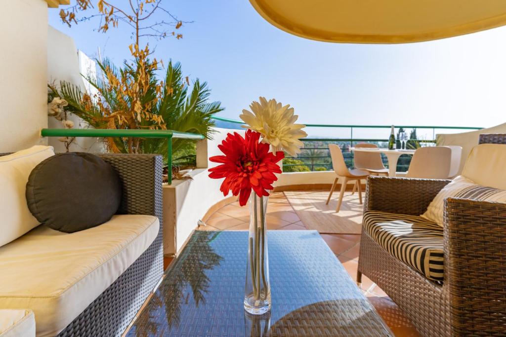 Central 2 Bedroom Apartment with Stunning Views - 4