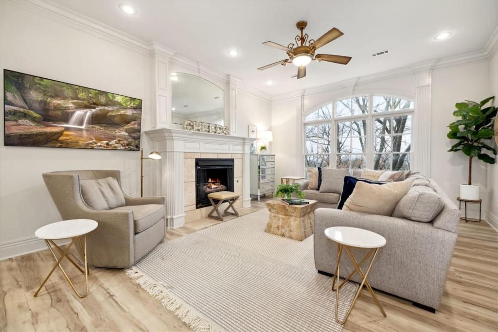 Rock The Block-Walk 1 block to DT Square, Fayetteville