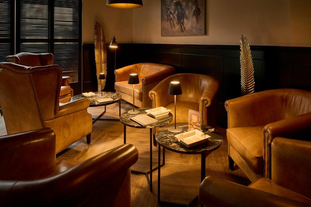 Shared lounge/TV area