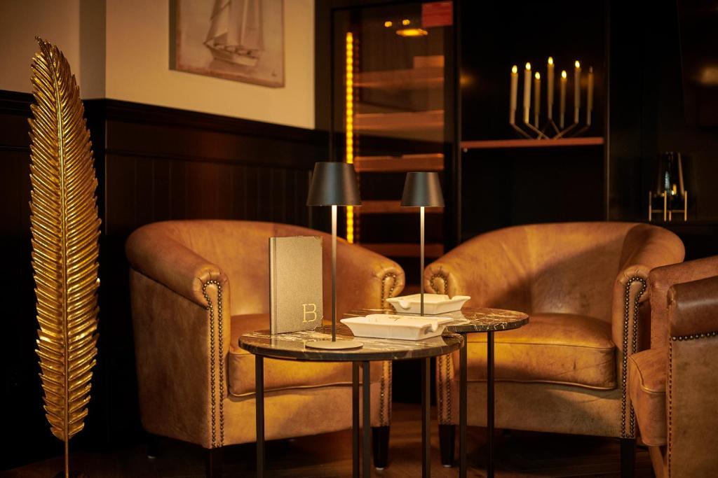 Shared lounge/TV area