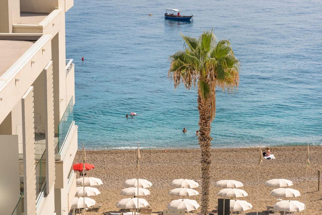 Albatros Beach Hotel — Plaża in Letojanni, Sycylia