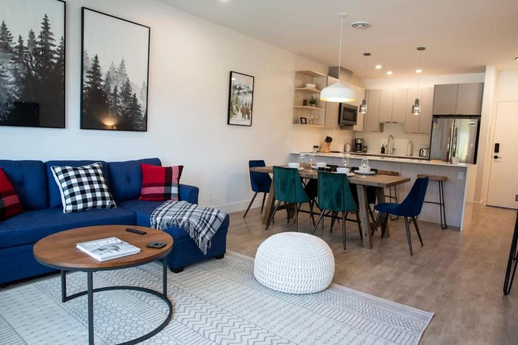 Domino Condo - Bunk Bed & Hot Tub, Revelstoke