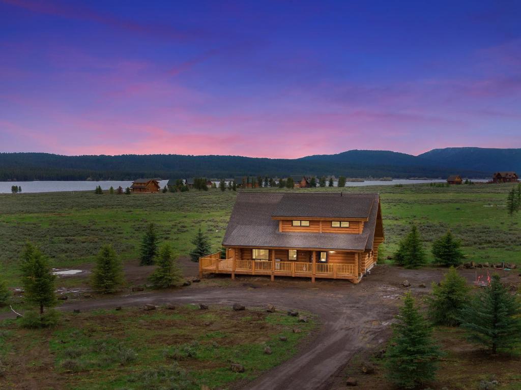 Sunset Magic by KABINO A/C HotTub Near Reservoir Fishing Trails Yellowstone, Island Park
