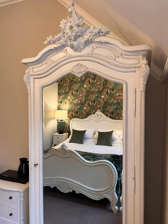 Roomours Hotel with Private Car Park, Llandudno