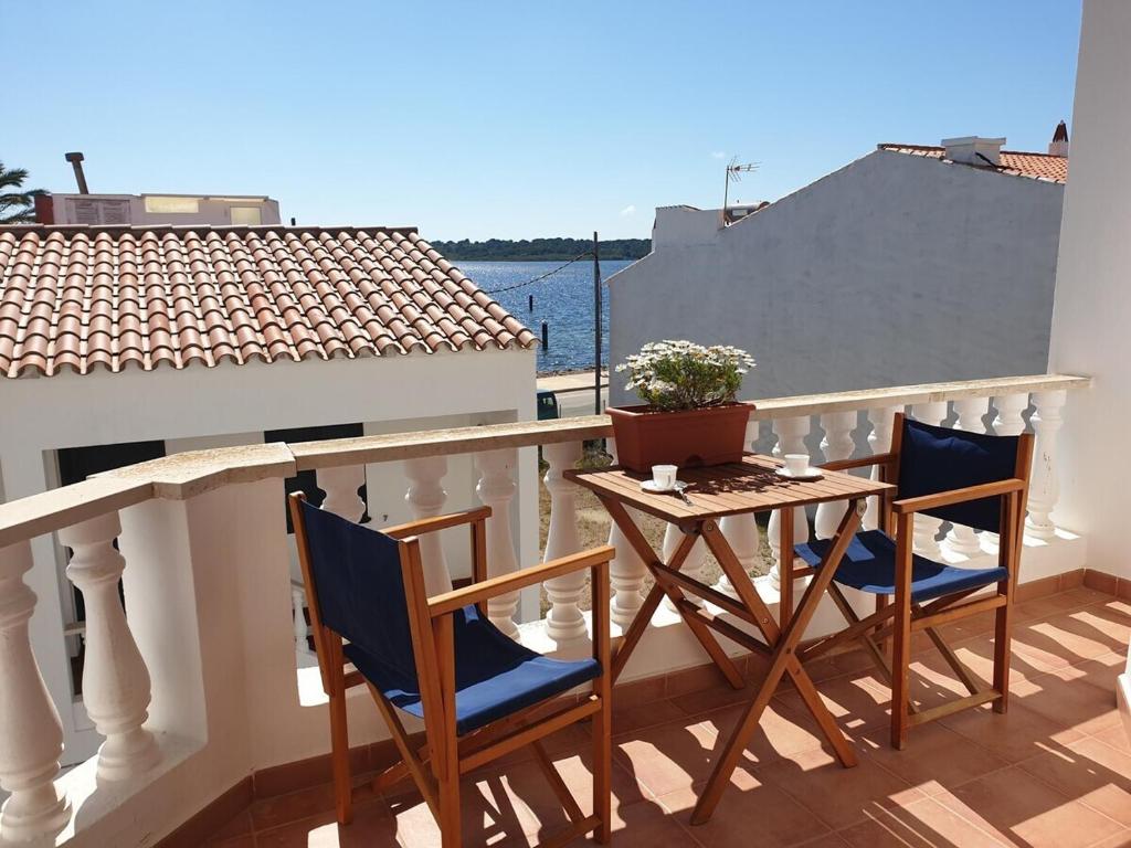 F105 · Dos dormitorios, terraza y a/c en Fornells, Fornells