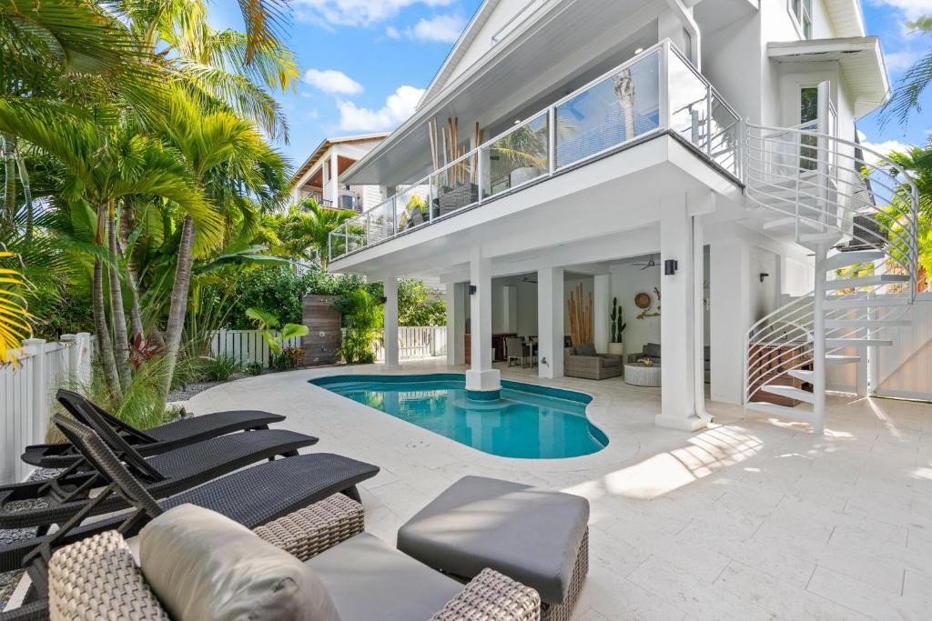 Coconut Palm Paradise, Anna Maria