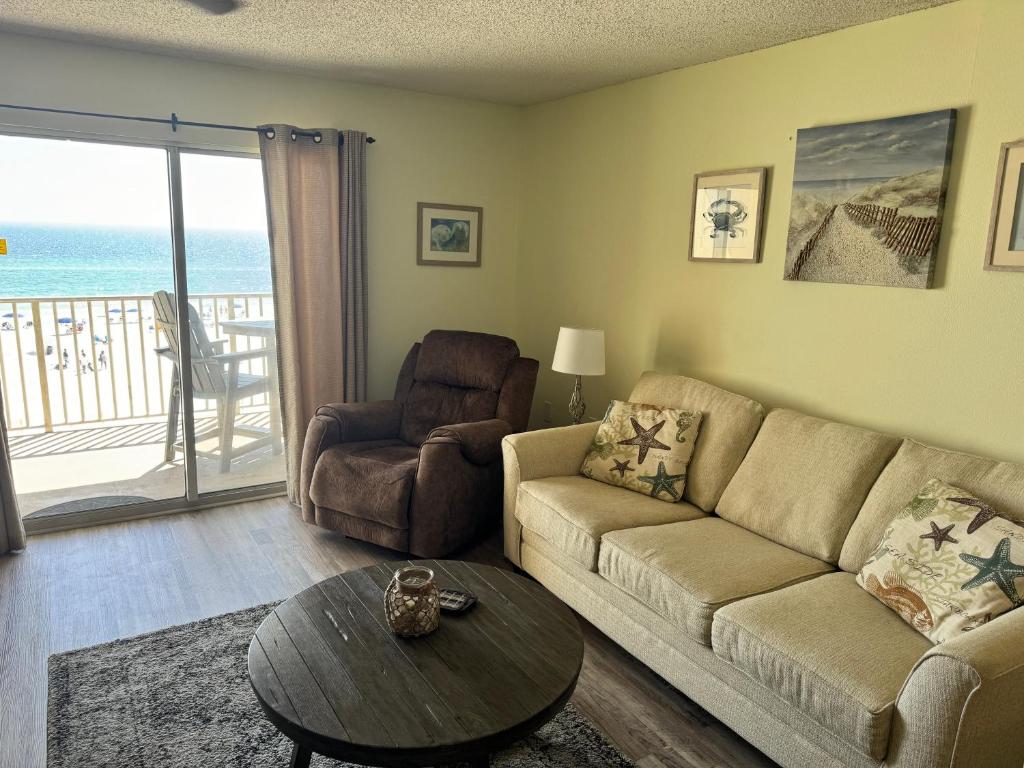 Four Winds 402 by ALBVR - Amazing beachfront condo with private balcony & unbelievable views!, Orange Beach