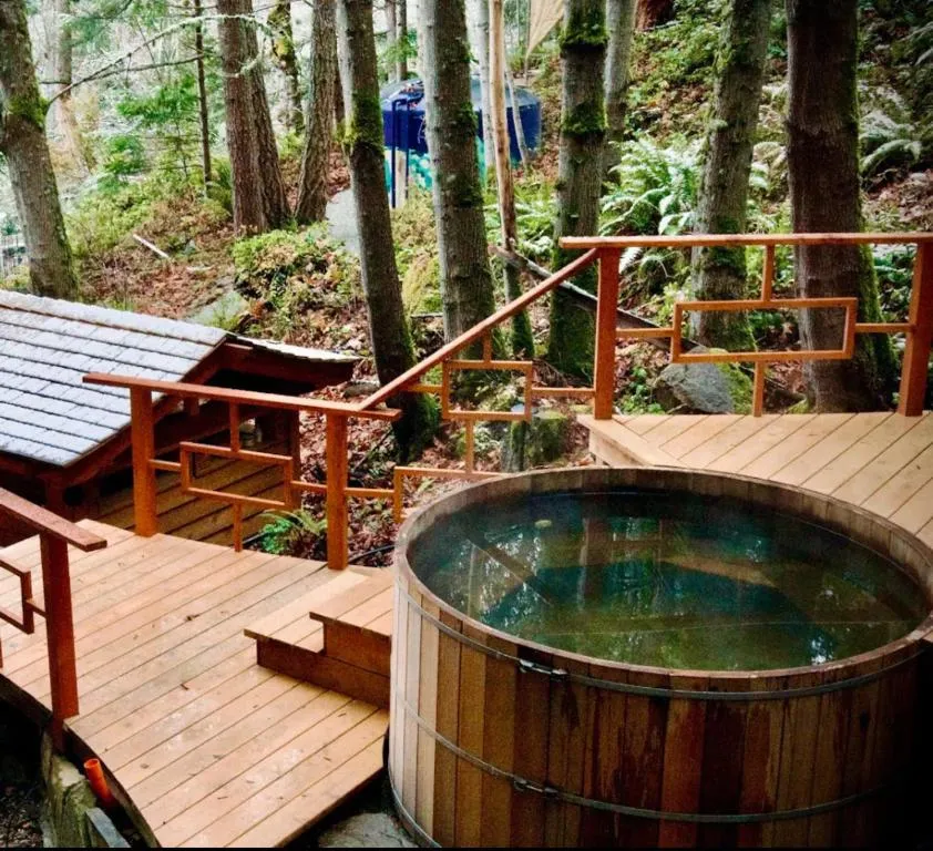 Sungate on Salt Spring - Luxurious Suite with Cedar Hot Tub & View, hotel in Salt Spring Island