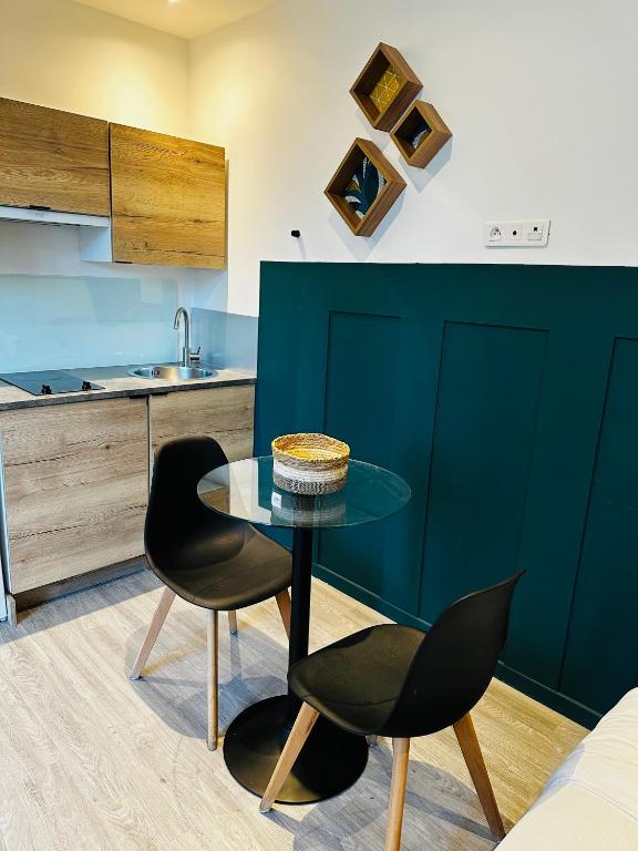 Kitchen, BtoBed - Location Professionnelle - 2 Studios Confort - Proche Parc des Expos et Stade de France in Paris