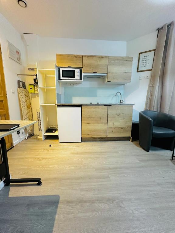 Kitchen, BtoBed - Location Professionnelle - 2 Studios Confort - Proche Parc des Expos et Stade de France in Paris