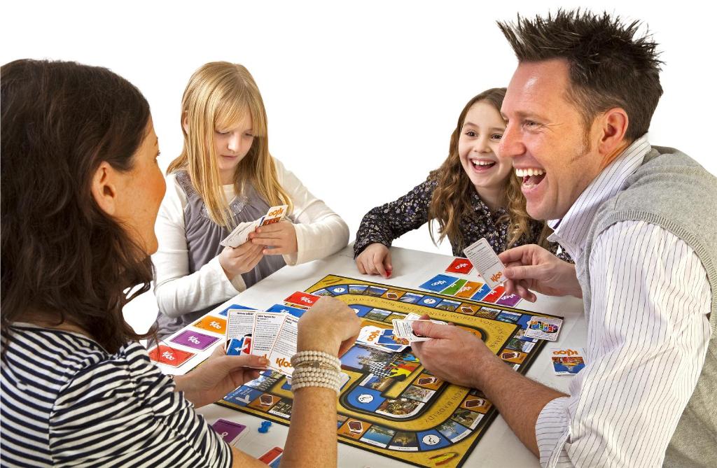 Настольные игры с родителями. Семья играет в настольные игры. Люди играющие в настольные игры. Настольные игры с родителями. Настольные игры с родителями.