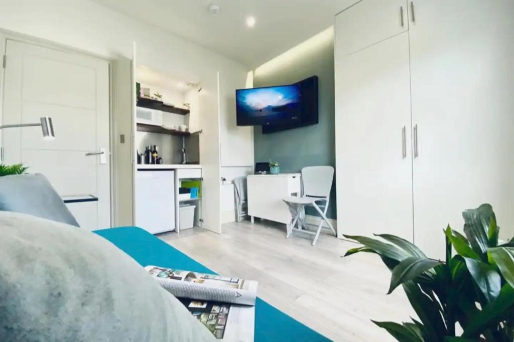 Apt 05 Stylish Studio Steps from Sea, Bars & Promenade, Brighton & Hove