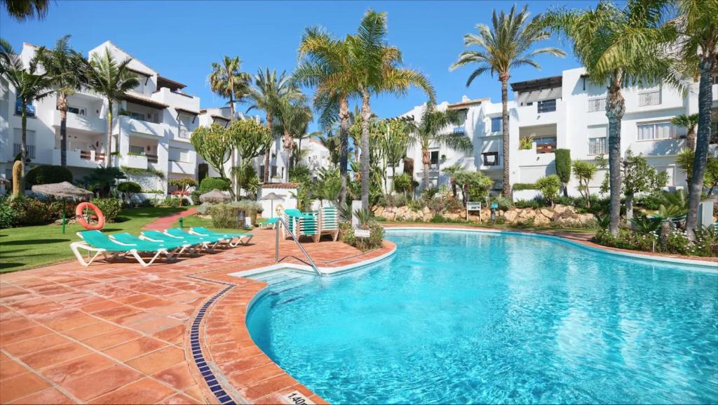 Beachfront Apartment - Pool - 2min to Beach - Free Parking & Fast WiFi - 2