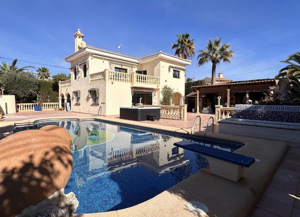 Luxury Villa - pool, hot tub, aircon, TVs, home cinema, office, Gbit Internet, sports equipment - 2