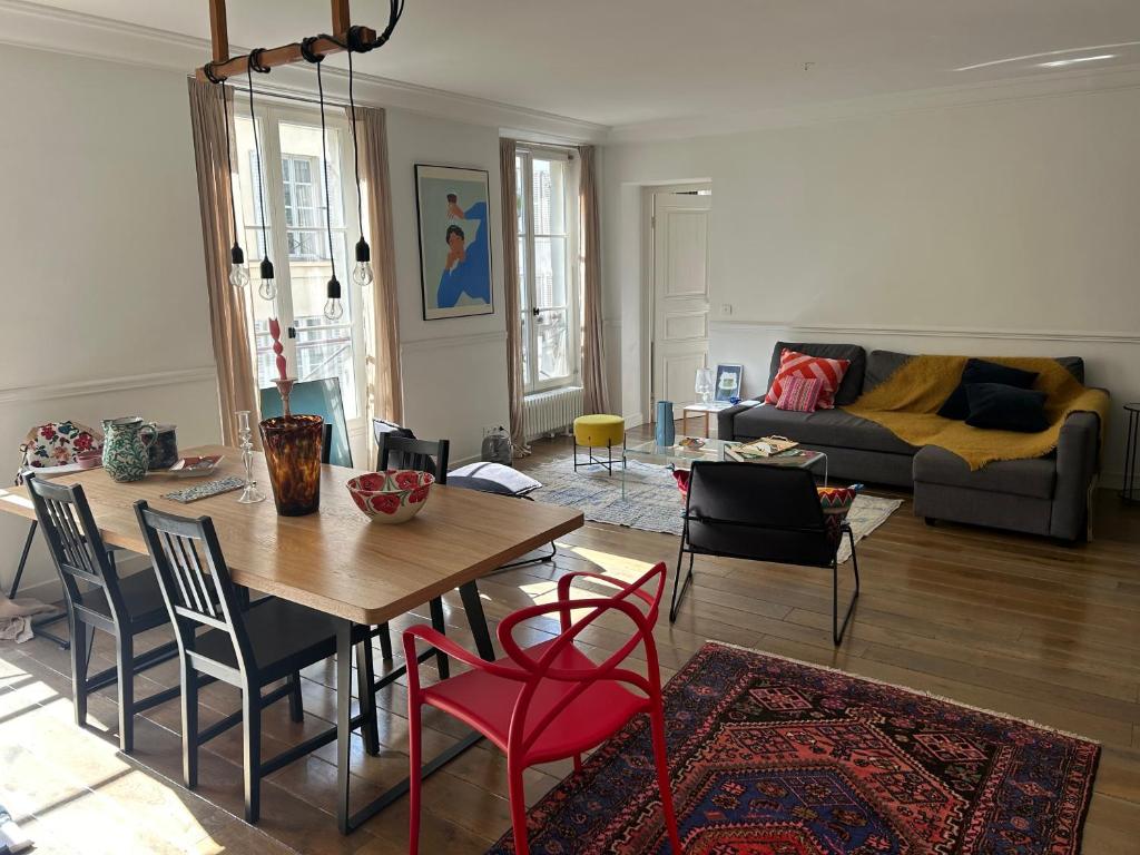 Luxury 2-Bedroom Apartment in South Pigalle, Steps from Montmartre - 3