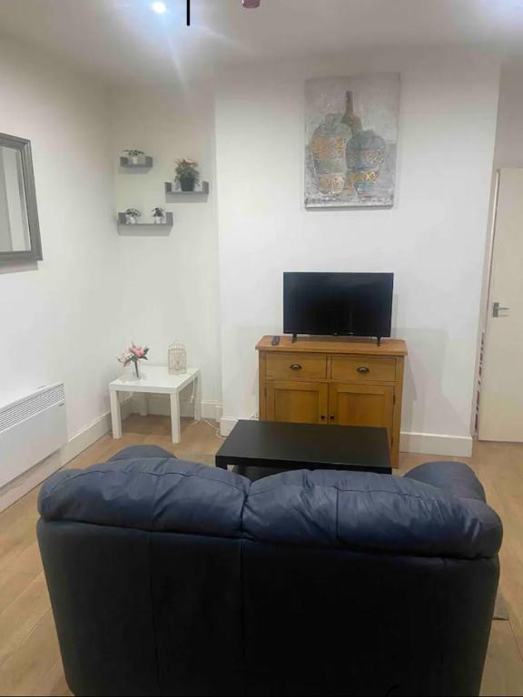 *Cosy 1 bedroom apt nxt to Roundhay and centre *, Roundhay