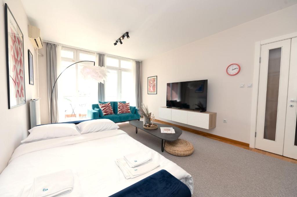 Lux/Boutique Apt at Stark Arena - 2