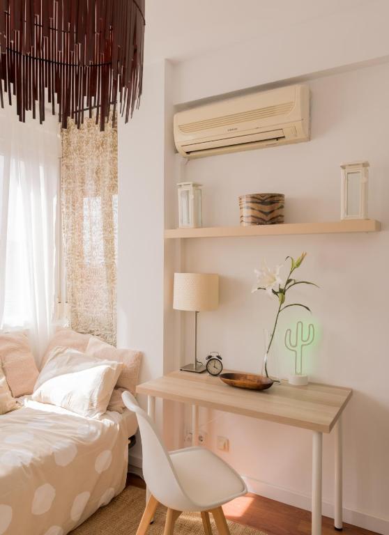 Sunny and Cozy Room with Ensuite Bathroom - 4