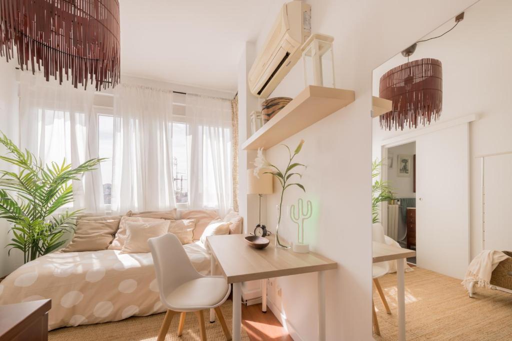 Sunny and Cozy Room with Ensuite Bathroom - 2