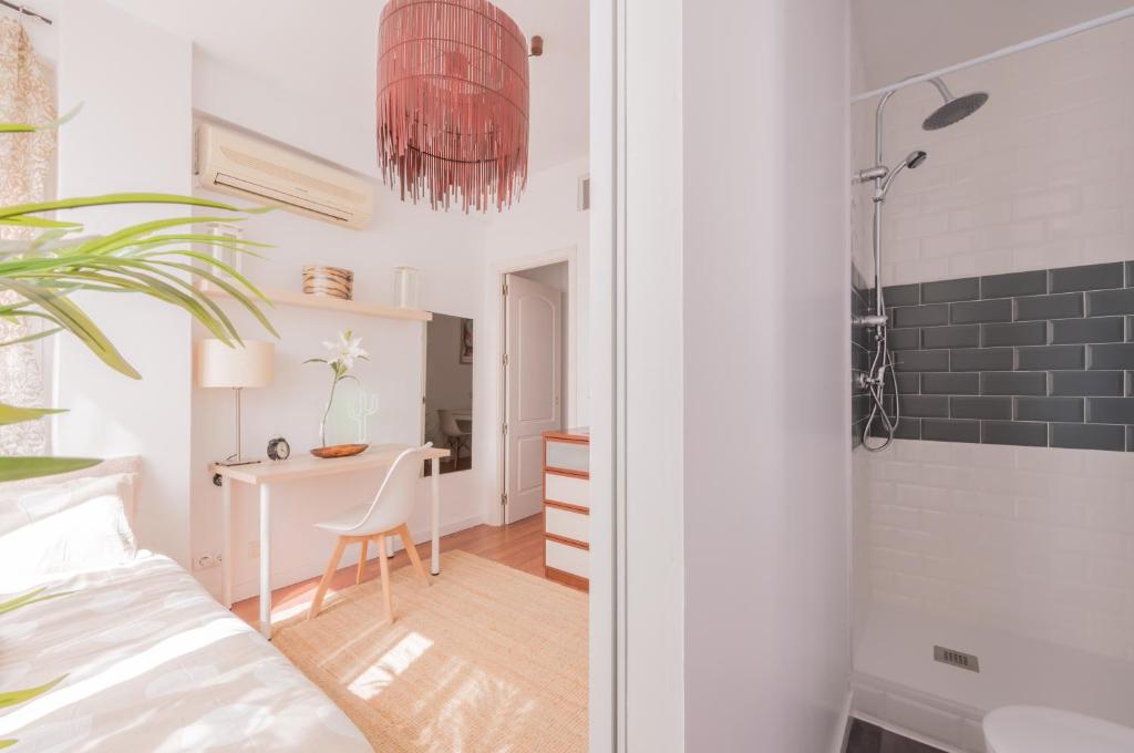 Sunny and Cozy Room with Ensuite Bathroom - 3