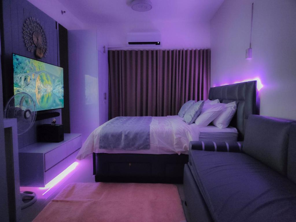 Cozy Condo Home along EDSA with a City View, Манила