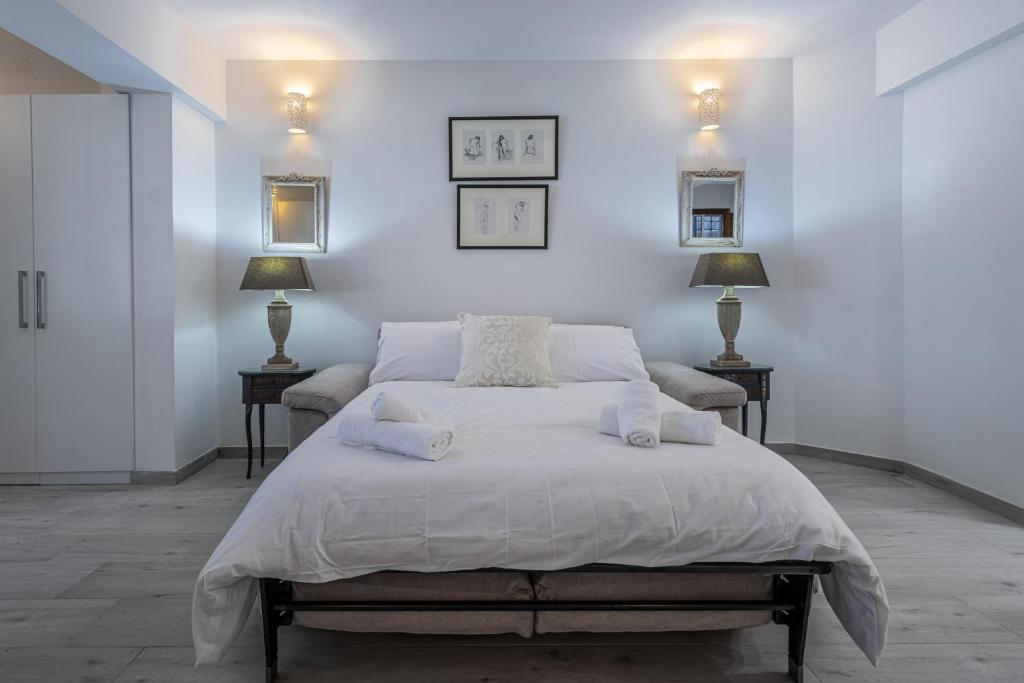 Bahar ic-Caghaq Apartment with private drive-in, equidistant from Sliema and St. Paul's Bay, Naxxar