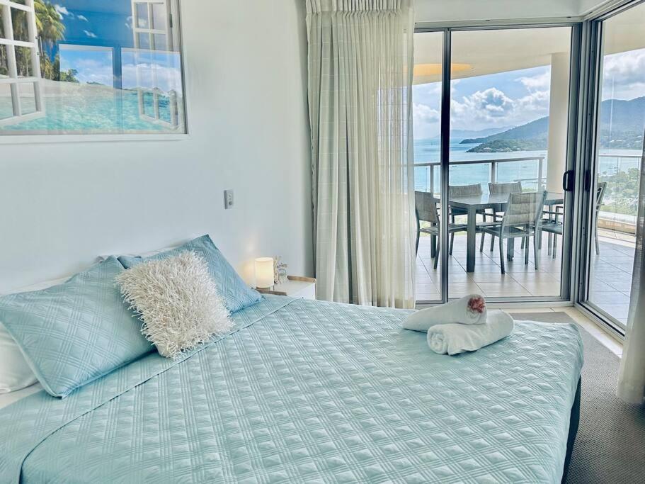 Views at 22, 2 king beds, ocean views, pool, Airlie Beach