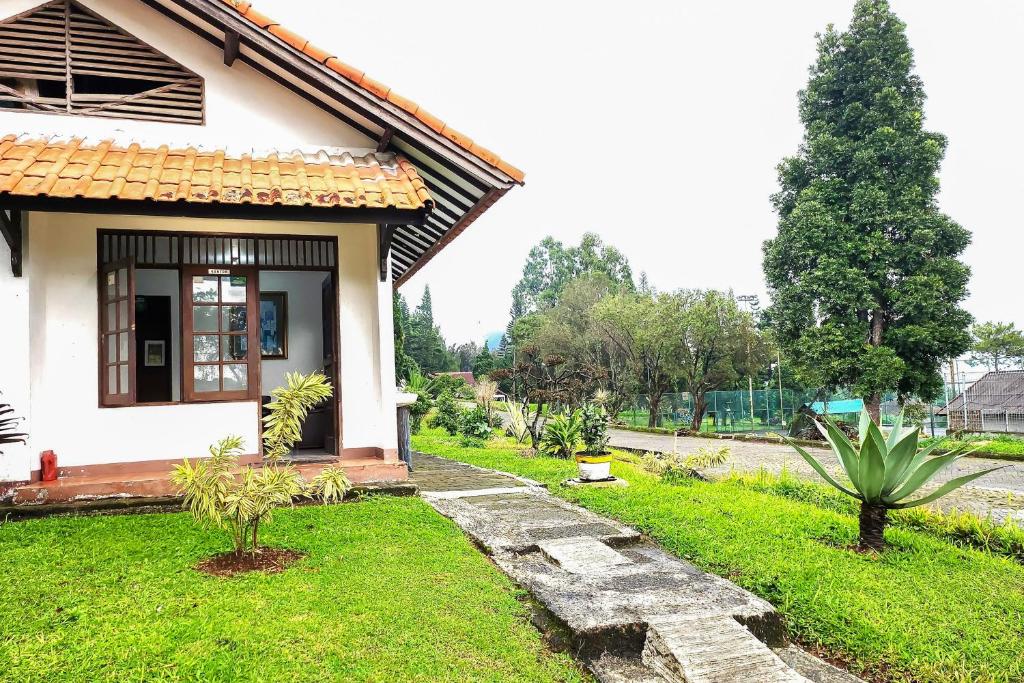 Exterior view, RedDoorz near Pasar Cipanas in Puncak