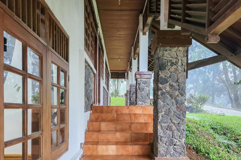 Exterior view, RedDoorz near Pasar Cipanas in Puncak