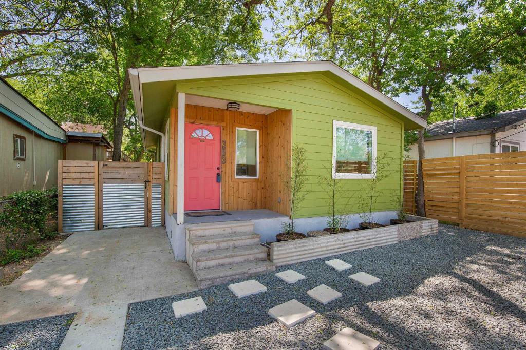 Side by Side 2 Houses Dtwn , Pool, Walk to Eateries, Austin