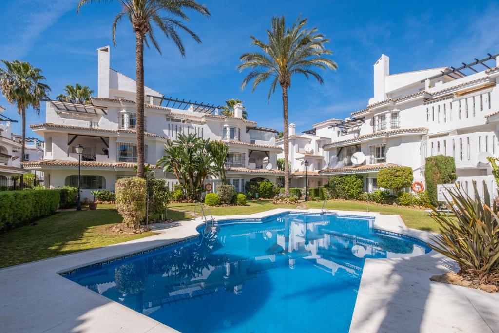 Apartamento con piscina. Los Naranjos de Marbella - 2