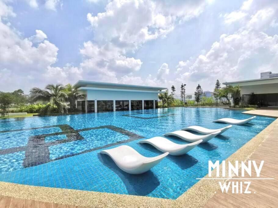 Couple Suite Trader Garden Pool View #16, Cheras