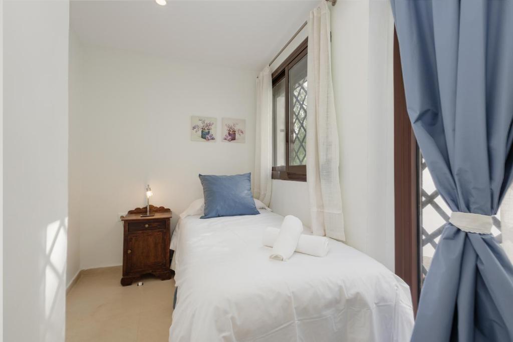 Cozy apartment, with mountain views and large private terrace, on the Golden Mile, Marbella - 5