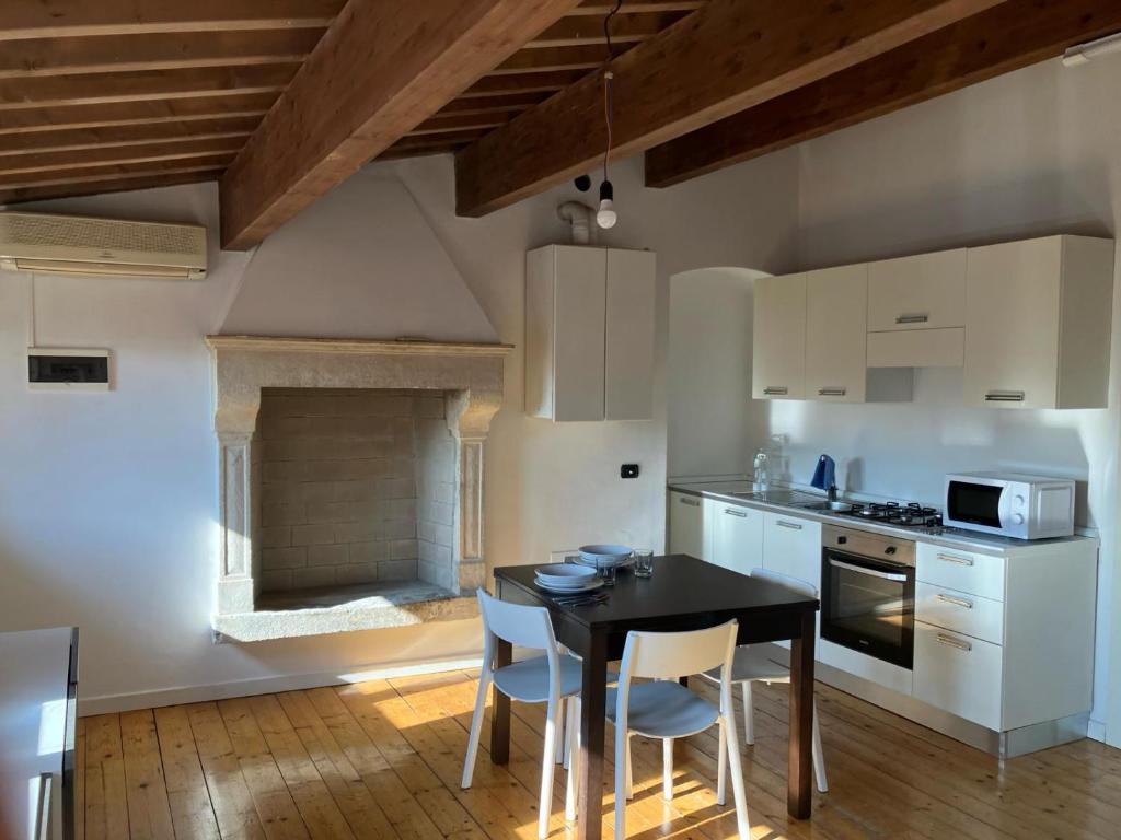 Via fama, 7, vista sui tetti di Verona, Verona