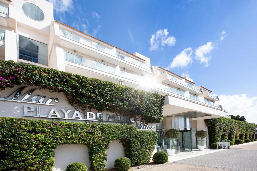 Mar Hotels Playa de Muro Suites — Hotel building in Playa de Muro, Balearic Islands