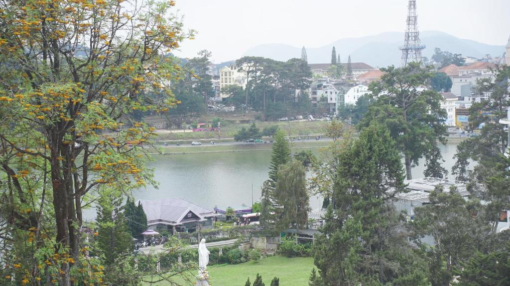 Ven Hồ Hotel