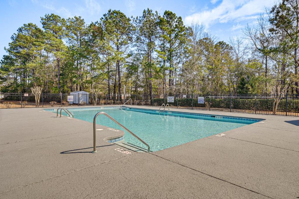 Murrells Inlet Condo with Pool Access, Near Beach!, Myrtle Beach