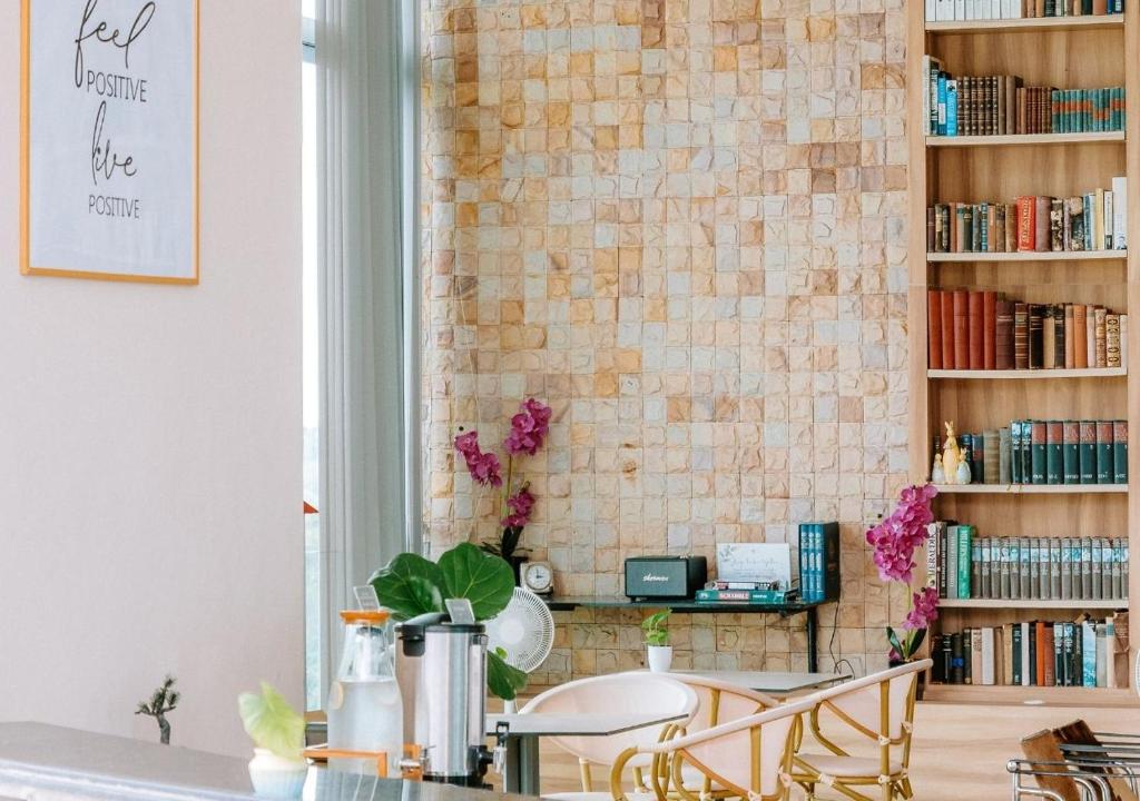 Shared lounge/TV area