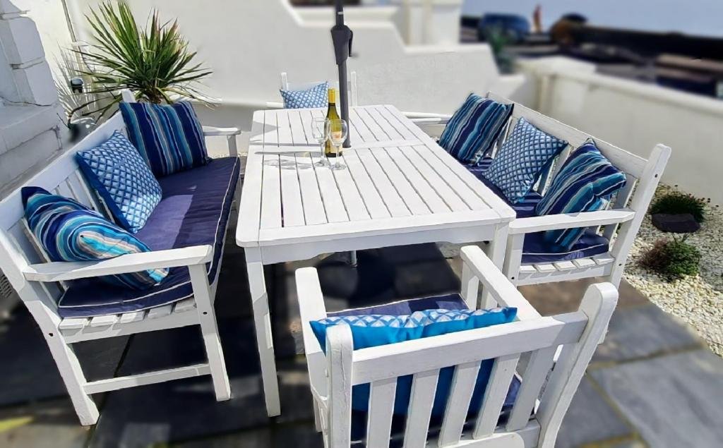 Beach View, A Stunning 4 Bedroom House Opposite The Sea! Sleeps 10! Families, Friends, Contractors and Pets Welcome!, Sandgate