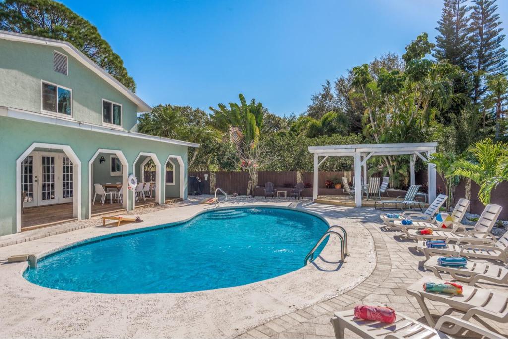 Great 6BR for All Ages Heated Pool 5 Min to Beach, Seminole