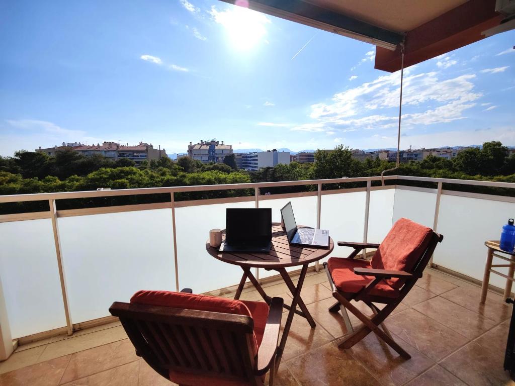 Sunny Cambrils flat with balcony and sea views - 2