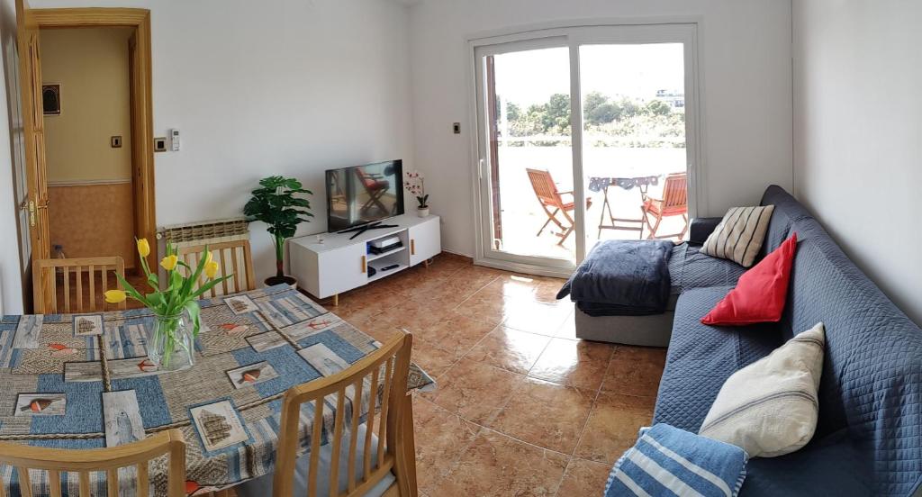 Sunny Cambrils flat with balcony and sea views - 4