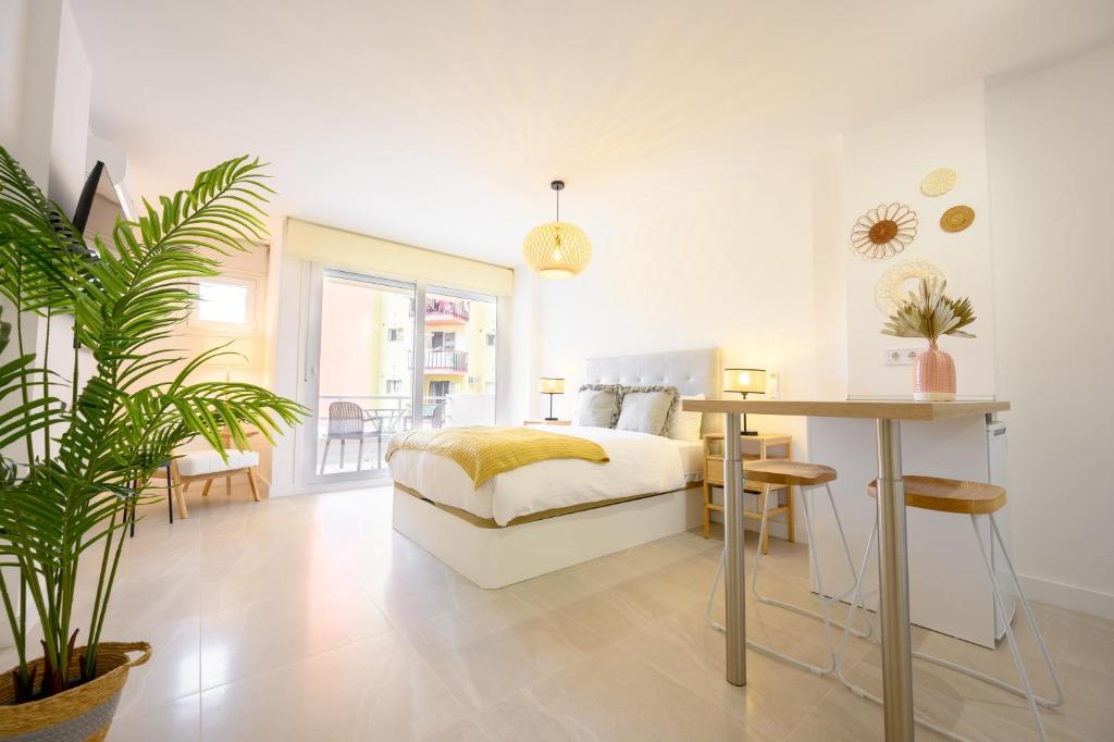 New studio, terrace, parking, and pool by 10ToSea, Fuengirola