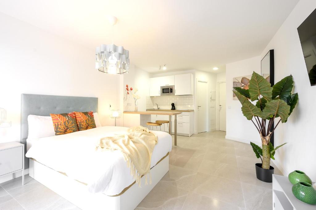 Veramar - Terrace, pool & parking by 10ToSea, Fuengirola